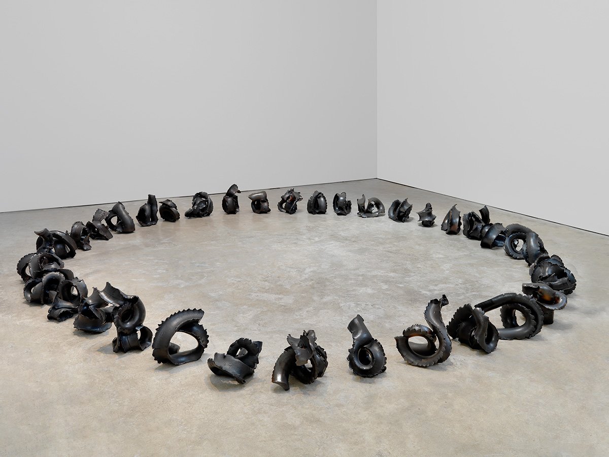 Lynda Benglis, Elephant Necklace Circle, 2016 © Lynda Benglis / Artists Rights Society (ARS), New York. Photo by Brian Buckley